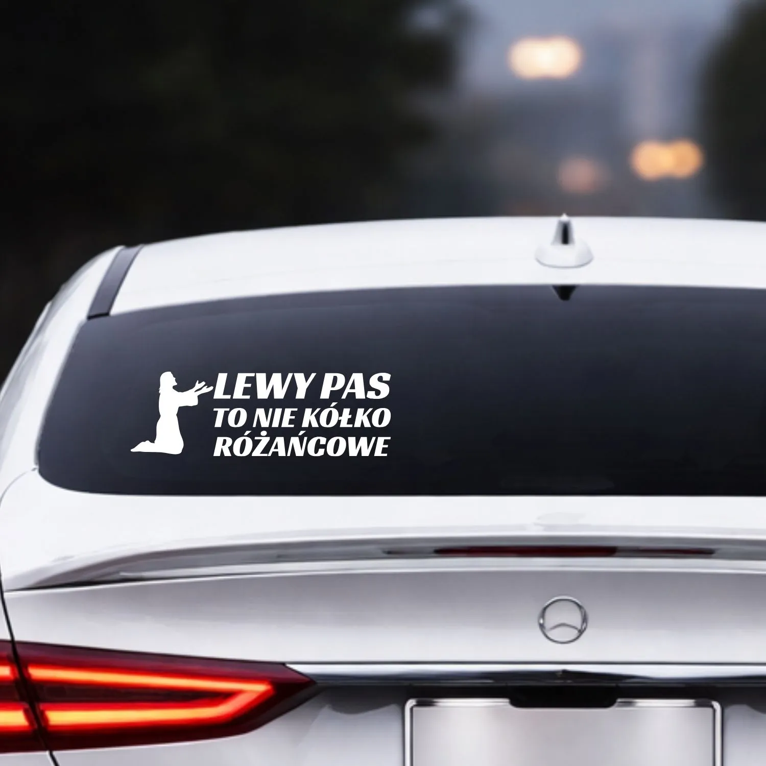 naklejka na samochód z napisem Lewy pas to nie kółko różańcowe, biała folia