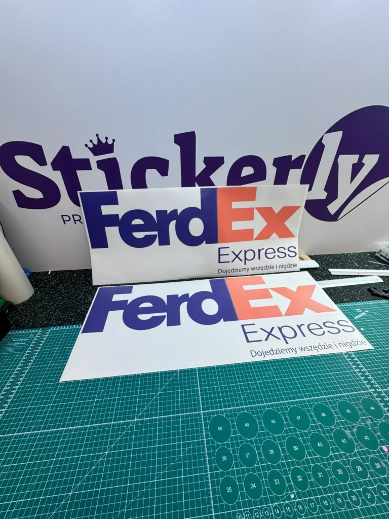 naklejki foliowe z logo FedEx, niebiesko-pomarańczowy napis na białym tle