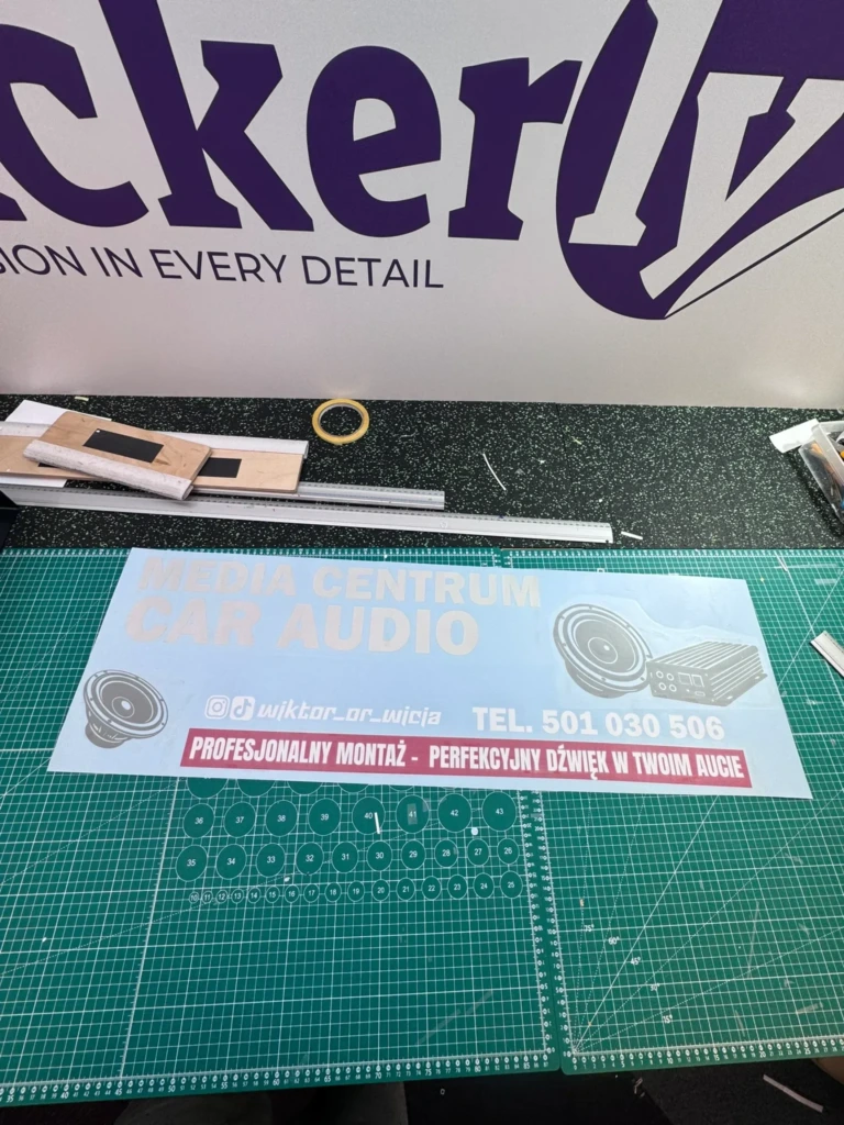 naklejka reklamowa na szybę samochodu przezroczysta z niebiesko-białym napisem CAR AUDIO