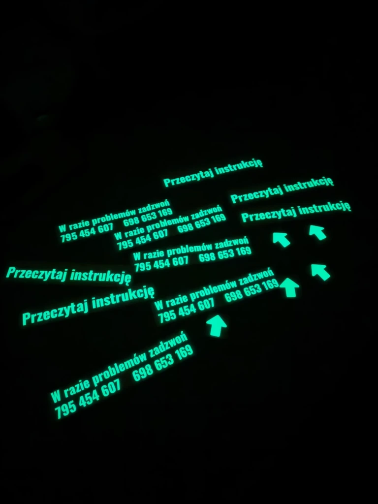 Naklejki świecące w ciemności wycięte z folii fluorescencyjnej