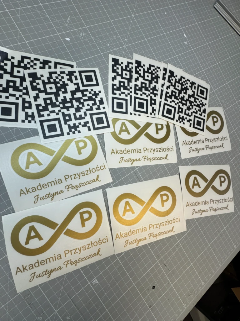 naklejki foliowe z logo Akademia Przyszłości złote i czarne